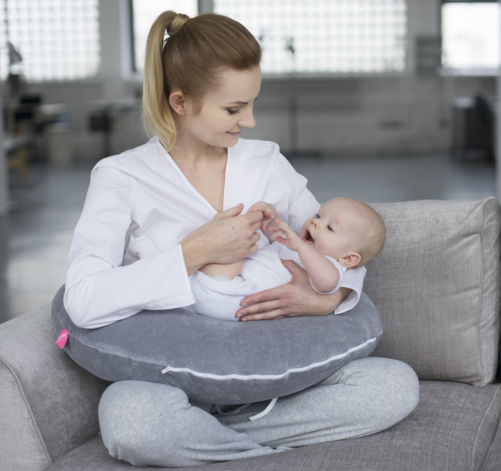 Motherhood Stillkissen PREMIUM mit Bezug Öko-Tex Standard 100 ergonomisch 