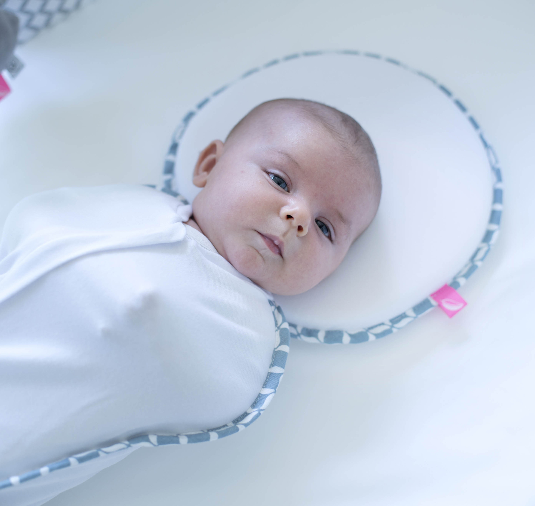 ohne Bezug unisize, Bambus-Frottee wasserabweisend smartpillow Babykissen Kopfform gegen Plattkopf Baby für Junge oder Mädchen gegen Kopfverformung 